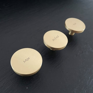 MOUD Home - DOT messing knage med navn Ø3,2 cm